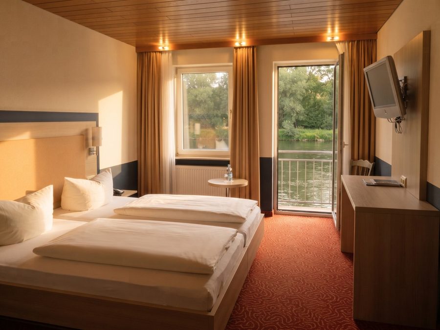 Doppelzimmer mit offener Balkontür und Blick über die Tauber