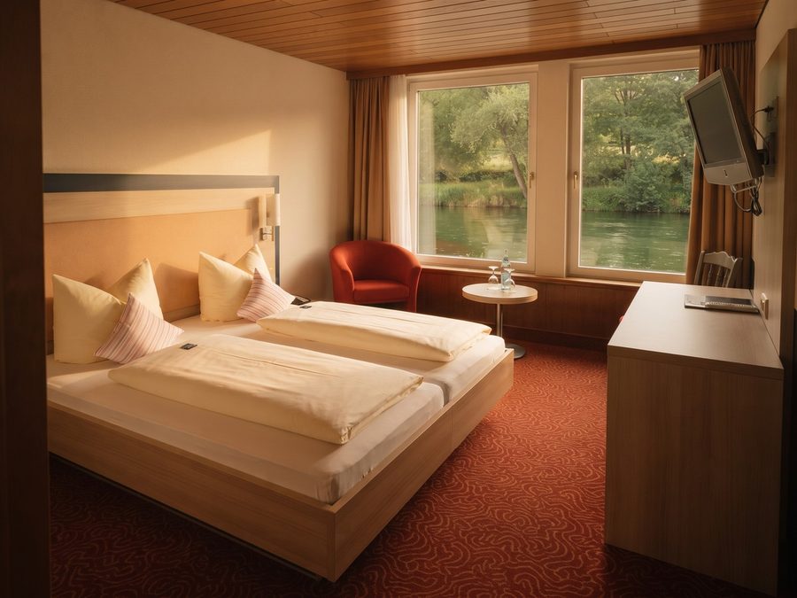 Doppelzimmer im ersten Obergeschoss mit zwei Fenstern zur Flussseite