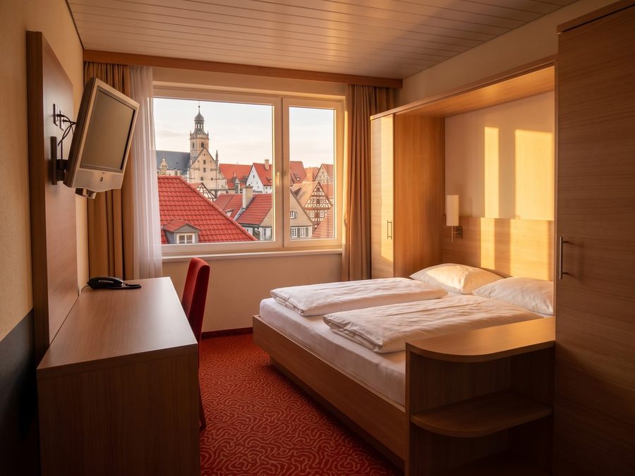 Doppelzimmer im ersten Obergeschoss mit Blick auf die Altstadtdächer von Wertheim