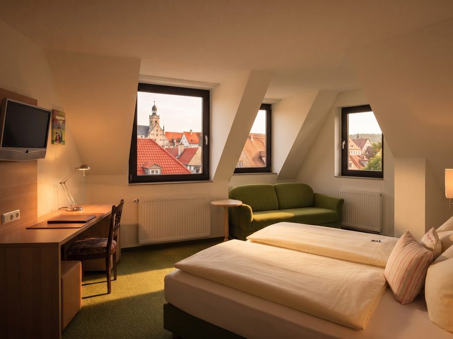 Doppelzimmer unter der Dachschräge mit Gaubenfenster zur Altstadt